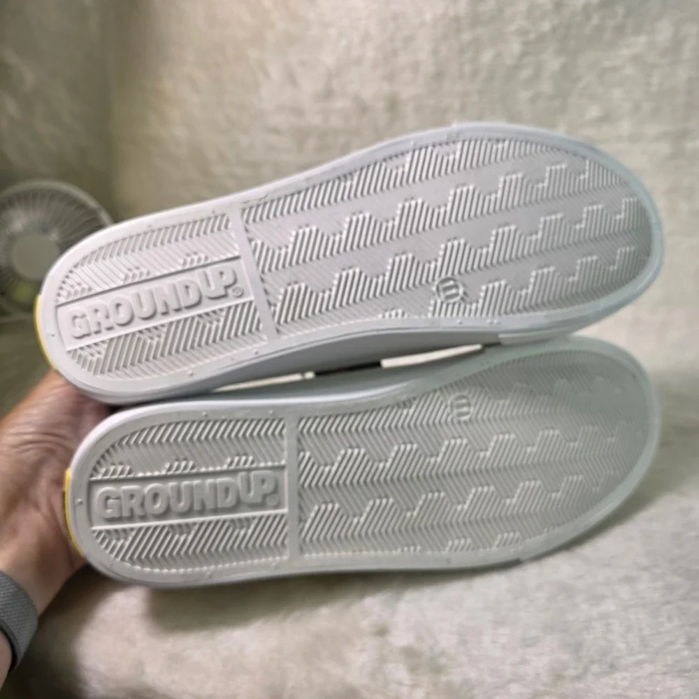 Disney Ground Up Winnie the Pooh White Honey Sneakers Women 11 NEW